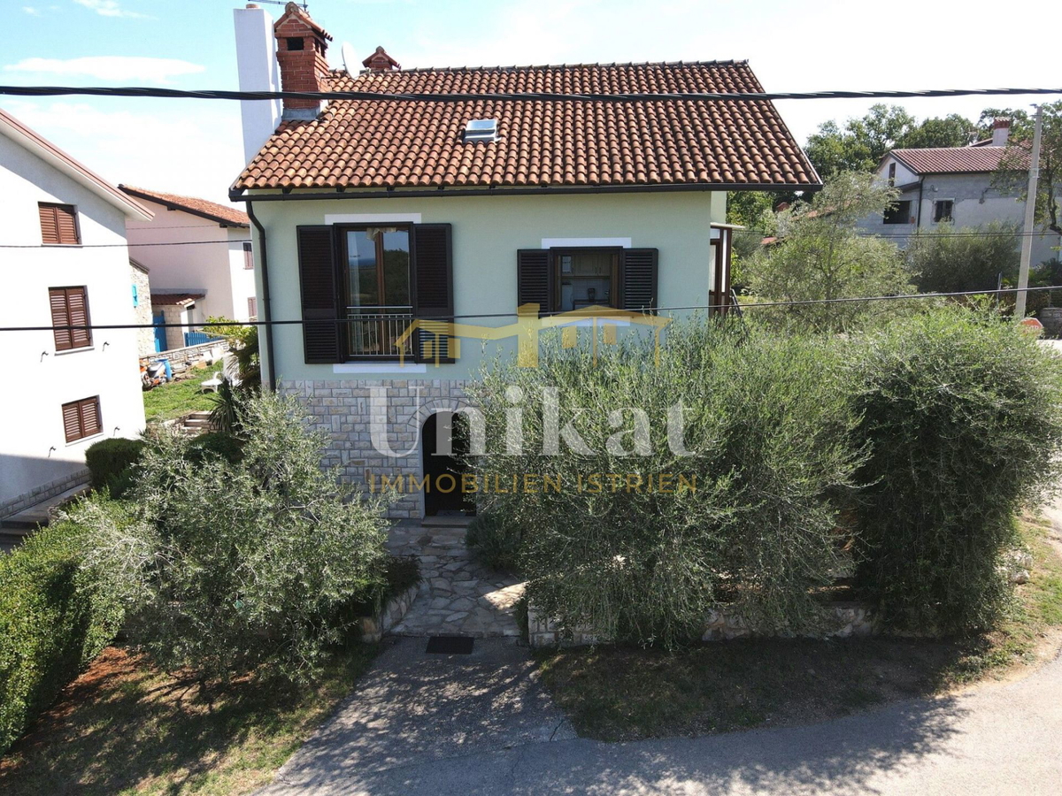 Samostojna hiša z stanovanjem, kletjo in garažo ter pogledom na morje, Buje